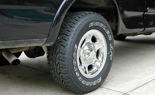 фото внешний вид шины Bridgestone Dueler A/T 001 на автомобиле