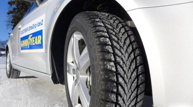 фото шина Goodyear UltraGrip Ice 2 на автомобиле