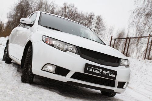 Решетка радиатора спорт с черной сеткой (3 мм.) для Kia Cerato Forte (2008-2013) - 1